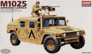 Model plastikowy m-1025 armored carrier