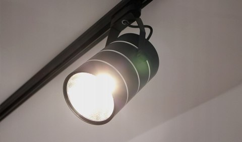 Lampa sklepowa led reflektor szynowy jednofazowy czarny 30w 2550 lm światło ciepłe 3000k