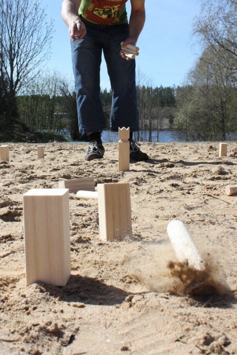 Gra kubb w kartonowym opakowaniu