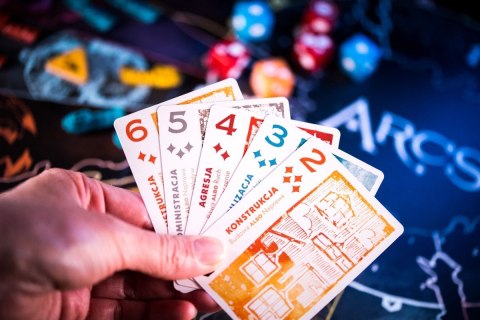 Gra arcs: konflikt i zapaść na rubieży