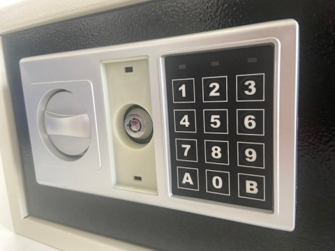 Biało-czarny sejf biurowy na kod i klucz